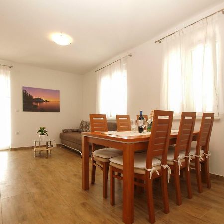 4 Stars Apartments-Pikula Фажана Екстер'єр фото