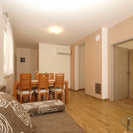 4 Stars Apartments-Pikula Фажана Екстер'єр фото