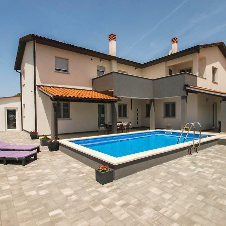 4 Stars Apartments-Pikula Фажана Екстер'єр фото