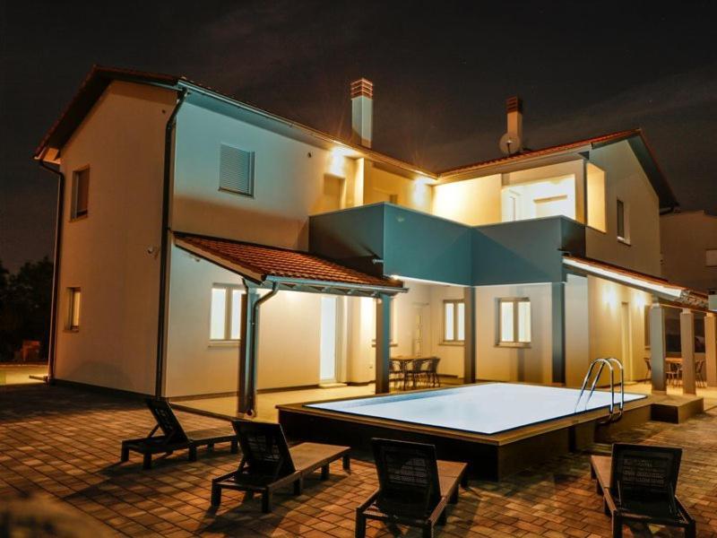 4 Stars Apartments-Pikula Фажана Екстер'єр фото