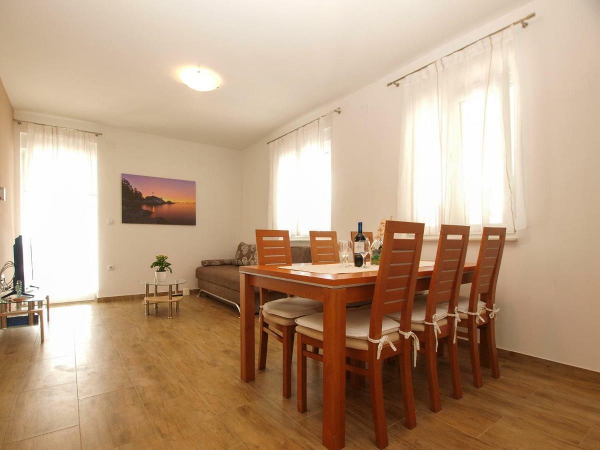 4 Stars Apartments-Pikula Фажана Екстер'єр фото