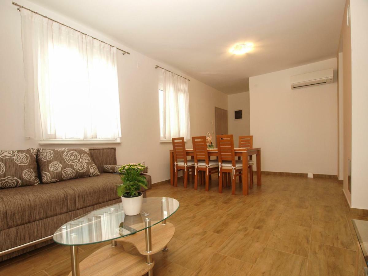 4 Stars Apartments-Pikula Фажана Екстер'єр фото