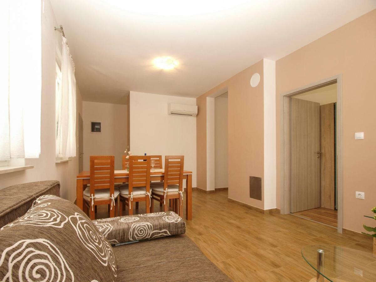 4 Stars Apartments-Pikula Фажана Екстер'єр фото