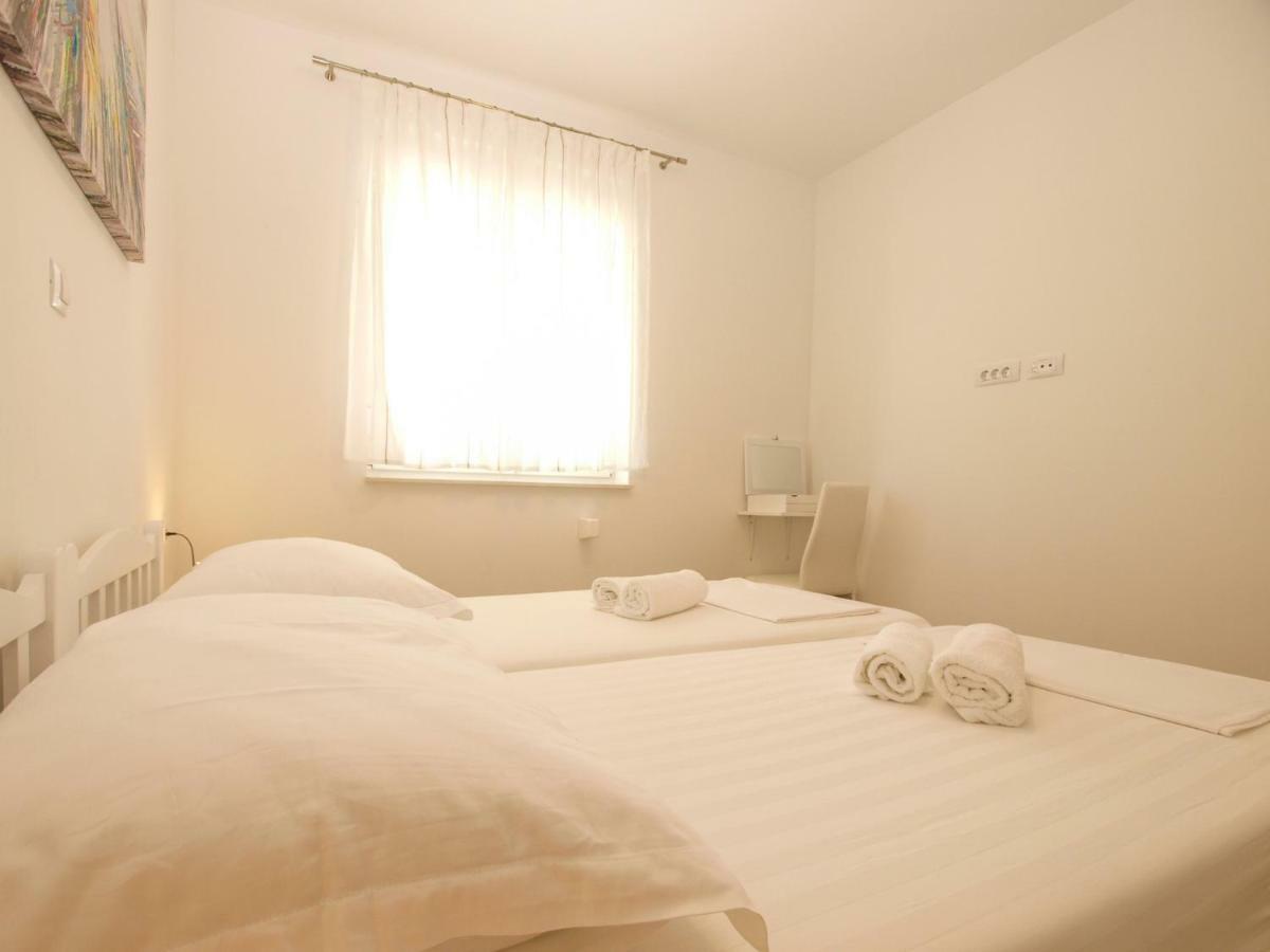 4 Stars Apartments-Pikula Фажана Екстер'єр фото