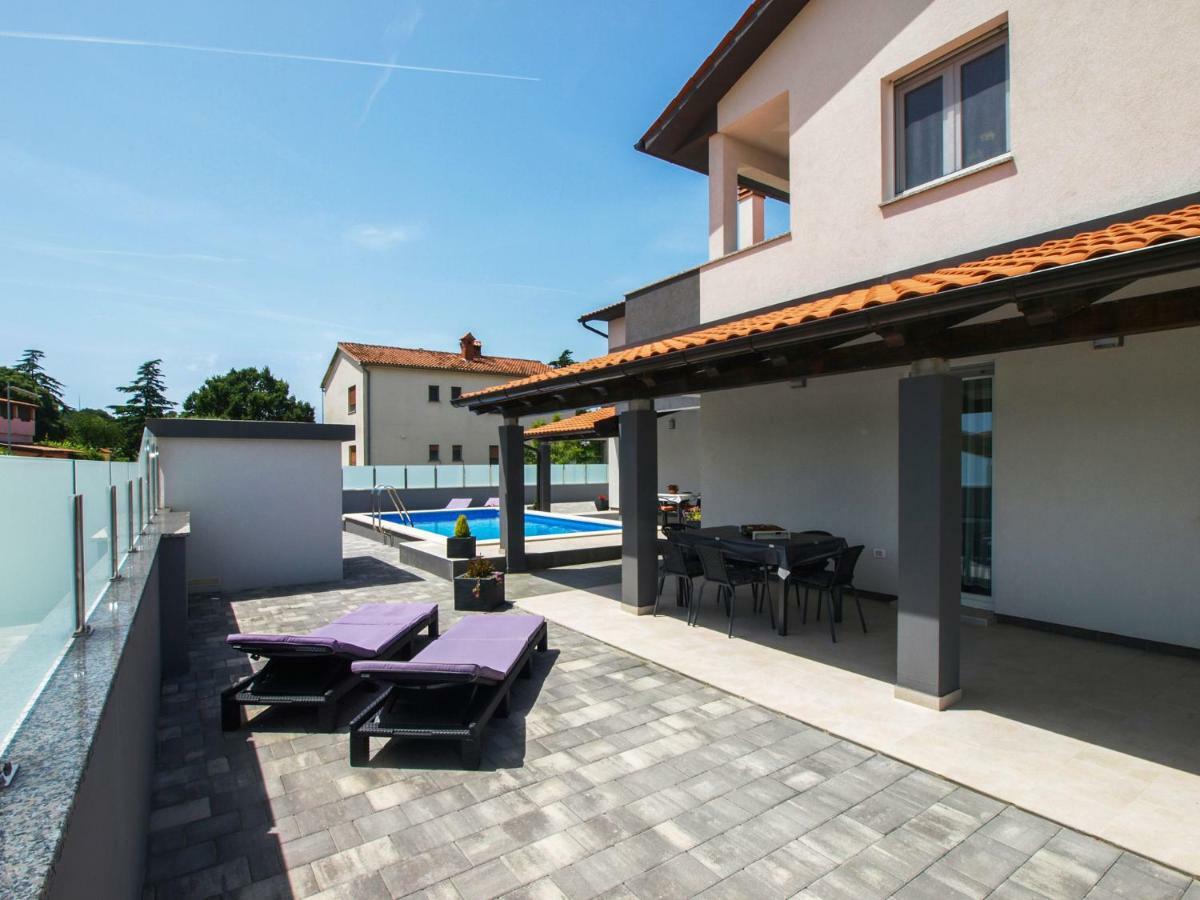 4 Stars Apartments-Pikula Фажана Екстер'єр фото