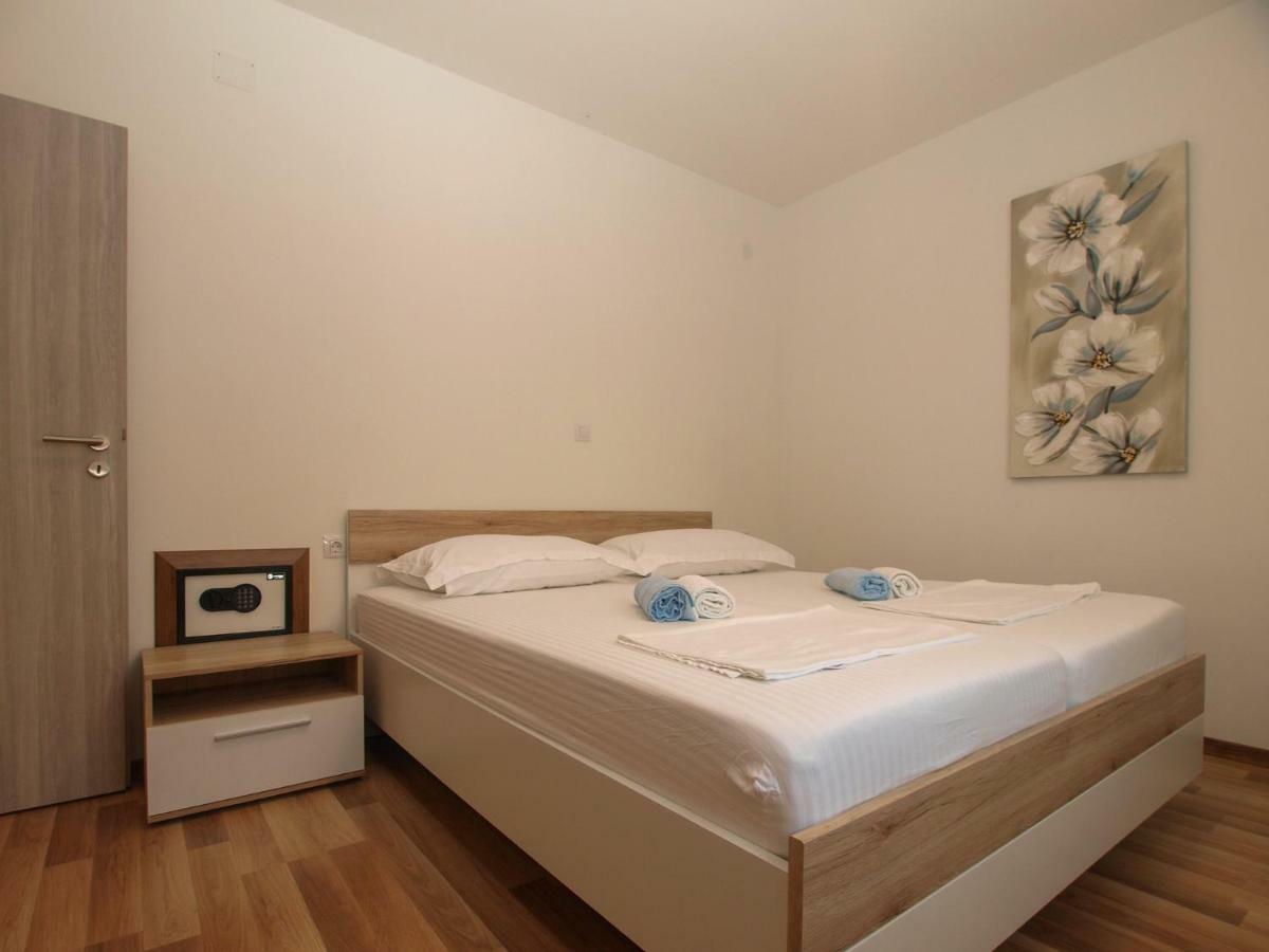 4 Stars Apartments-Pikula Фажана Екстер'єр фото