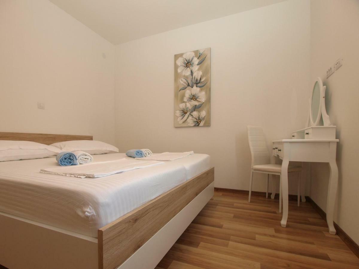 4 Stars Apartments-Pikula Фажана Екстер'єр фото