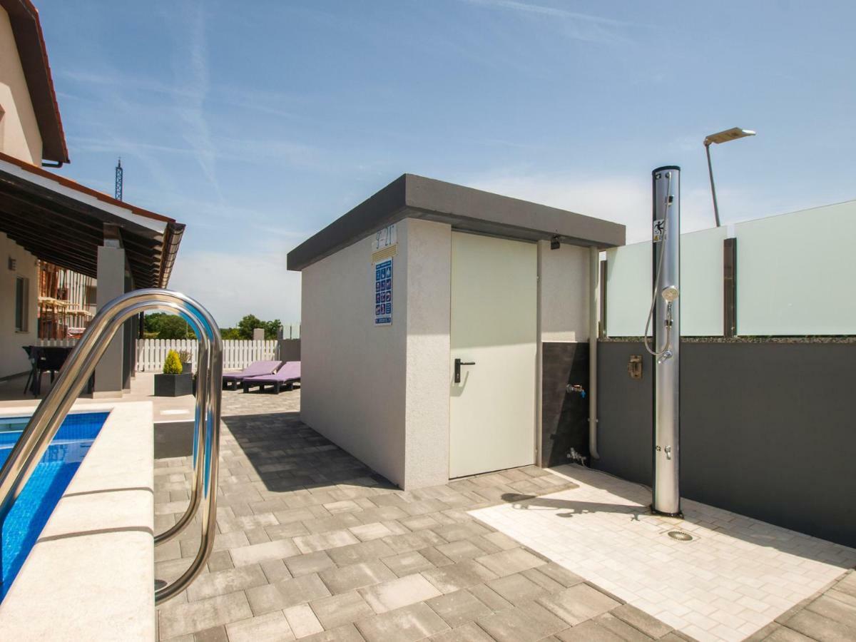 4 Stars Apartments-Pikula Фажана Екстер'єр фото