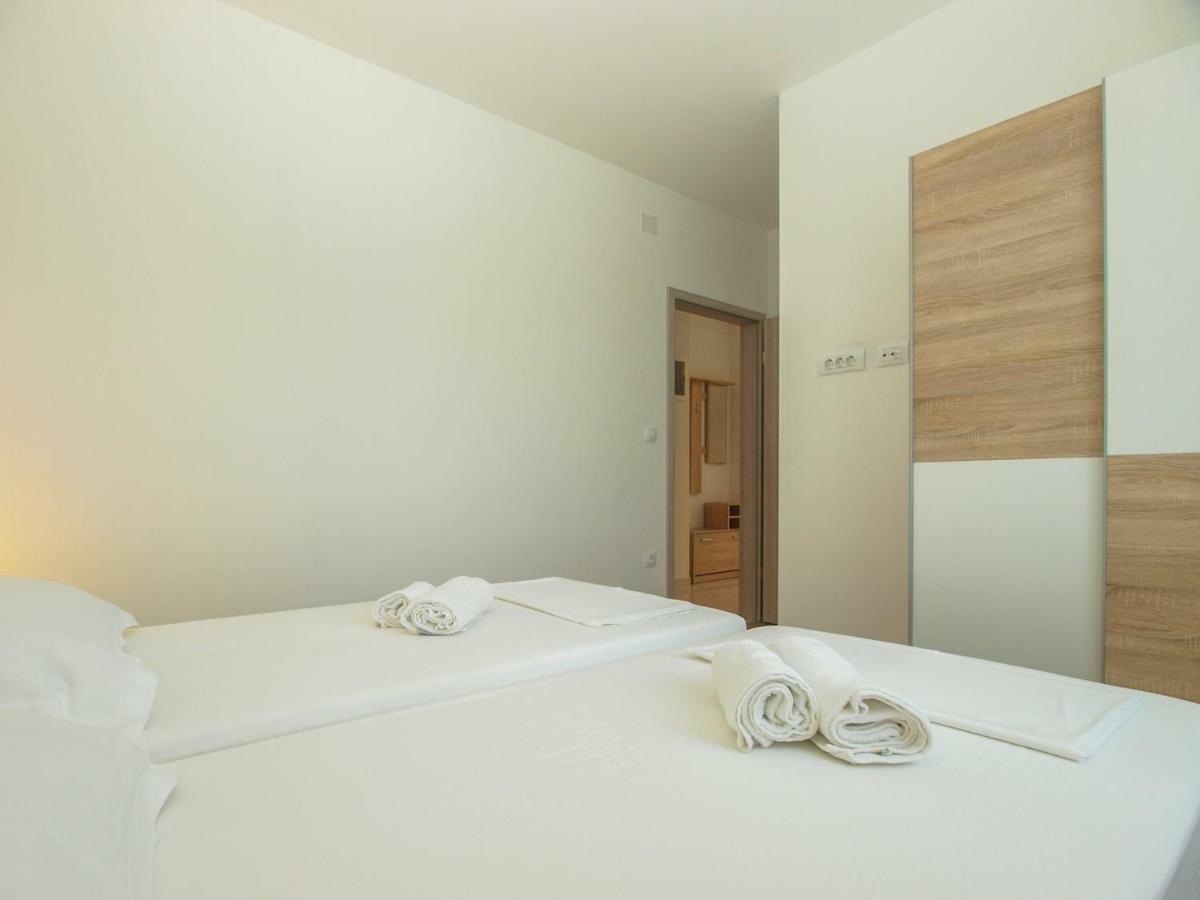 4 Stars Apartments-Pikula Фажана Екстер'єр фото