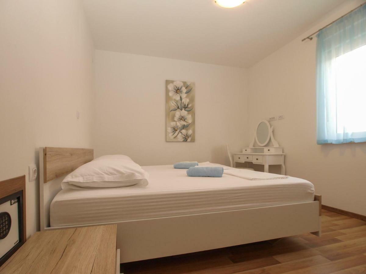 4 Stars Apartments-Pikula Фажана Екстер'єр фото
