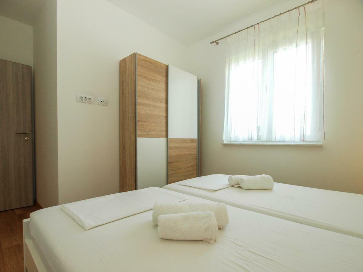 4 Stars Apartments-Pikula Фажана Екстер'єр фото