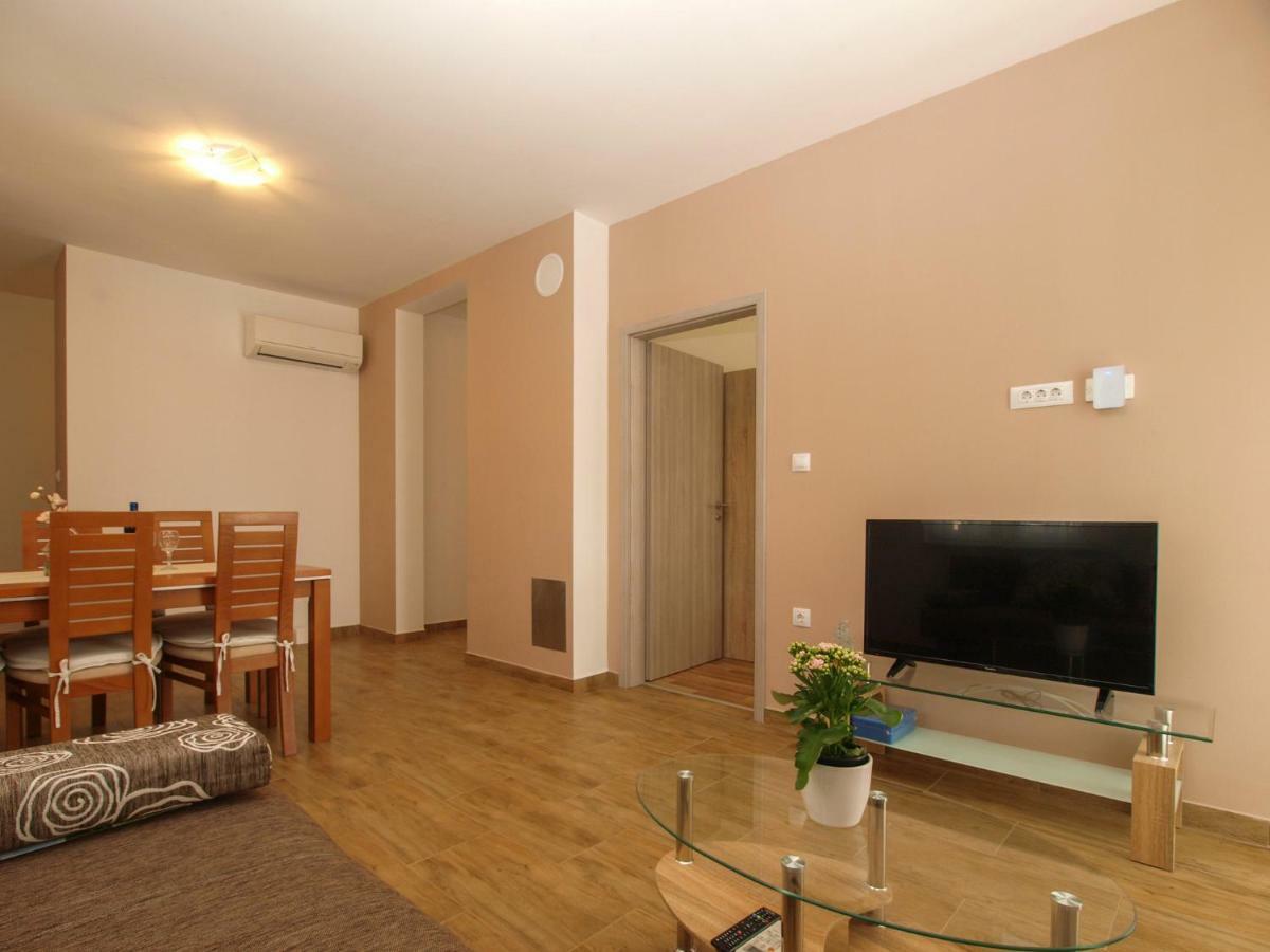 4 Stars Apartments-Pikula Фажана Екстер'єр фото