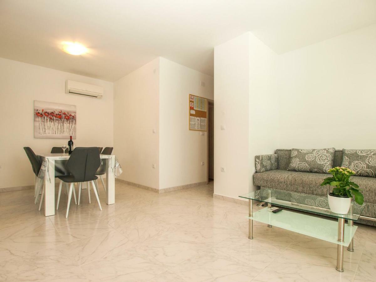4 Stars Apartments-Pikula Фажана Екстер'єр фото