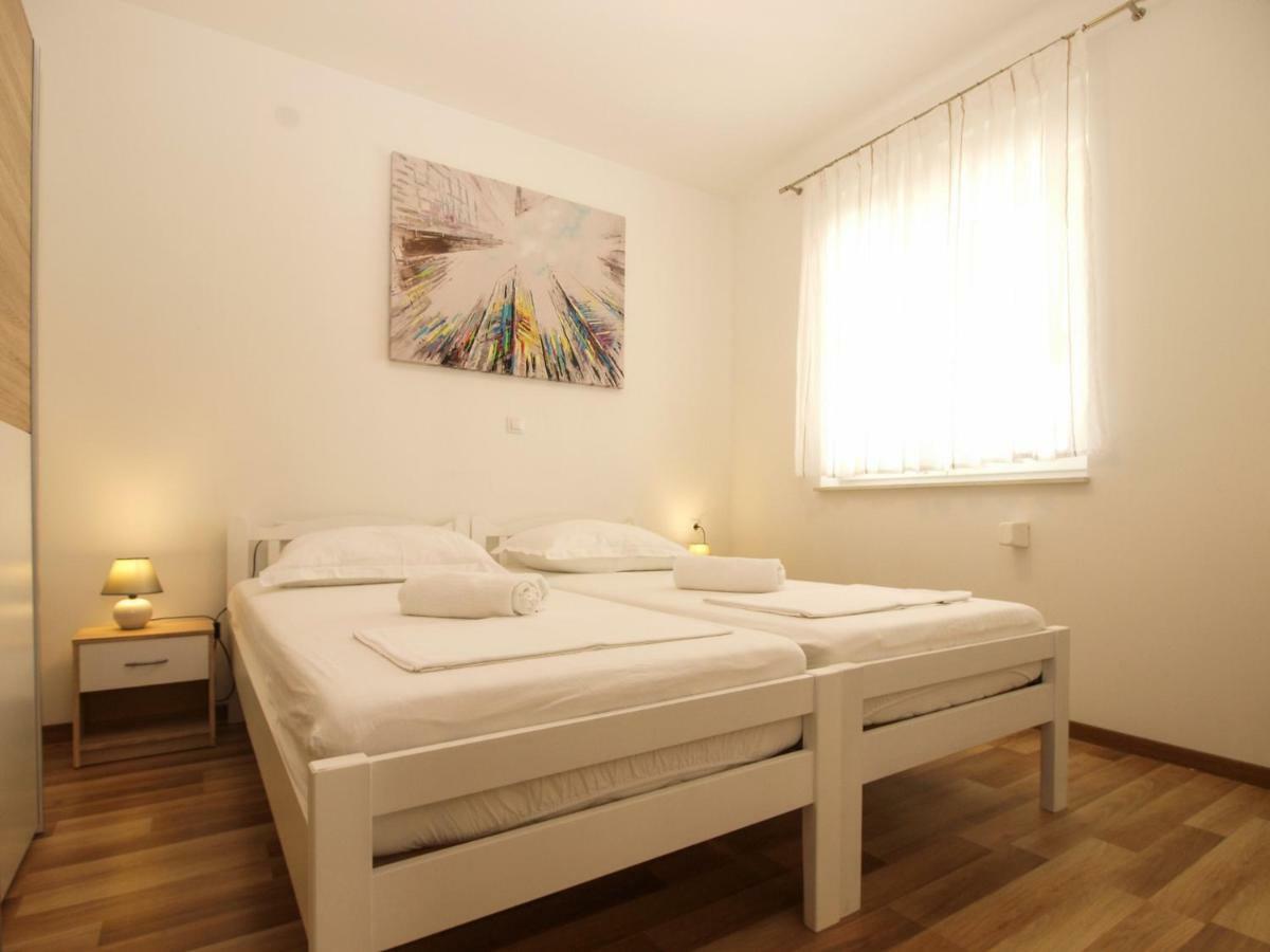 4 Stars Apartments-Pikula Фажана Екстер'єр фото