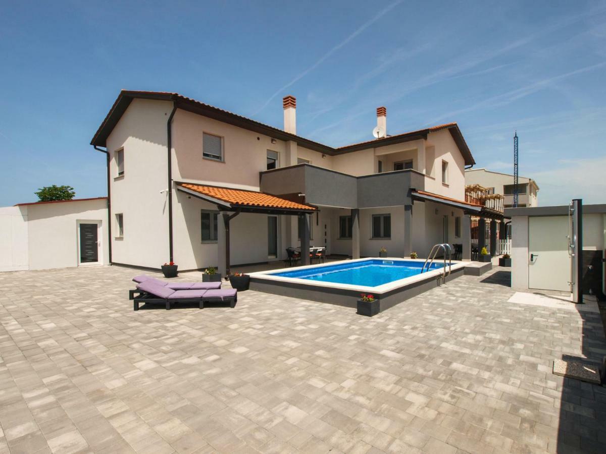 4 Stars Apartments-Pikula Фажана Екстер'єр фото