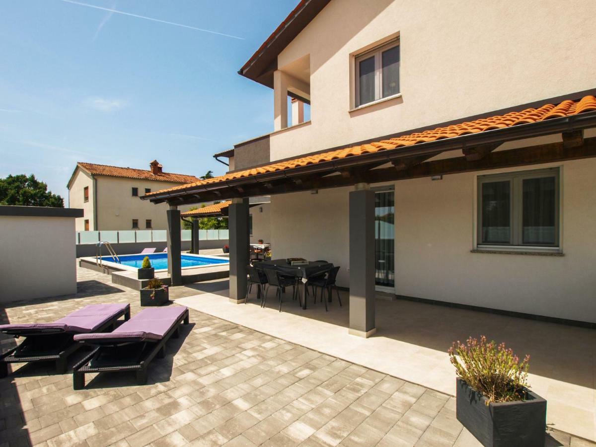 4 Stars Apartments-Pikula Фажана Екстер'єр фото