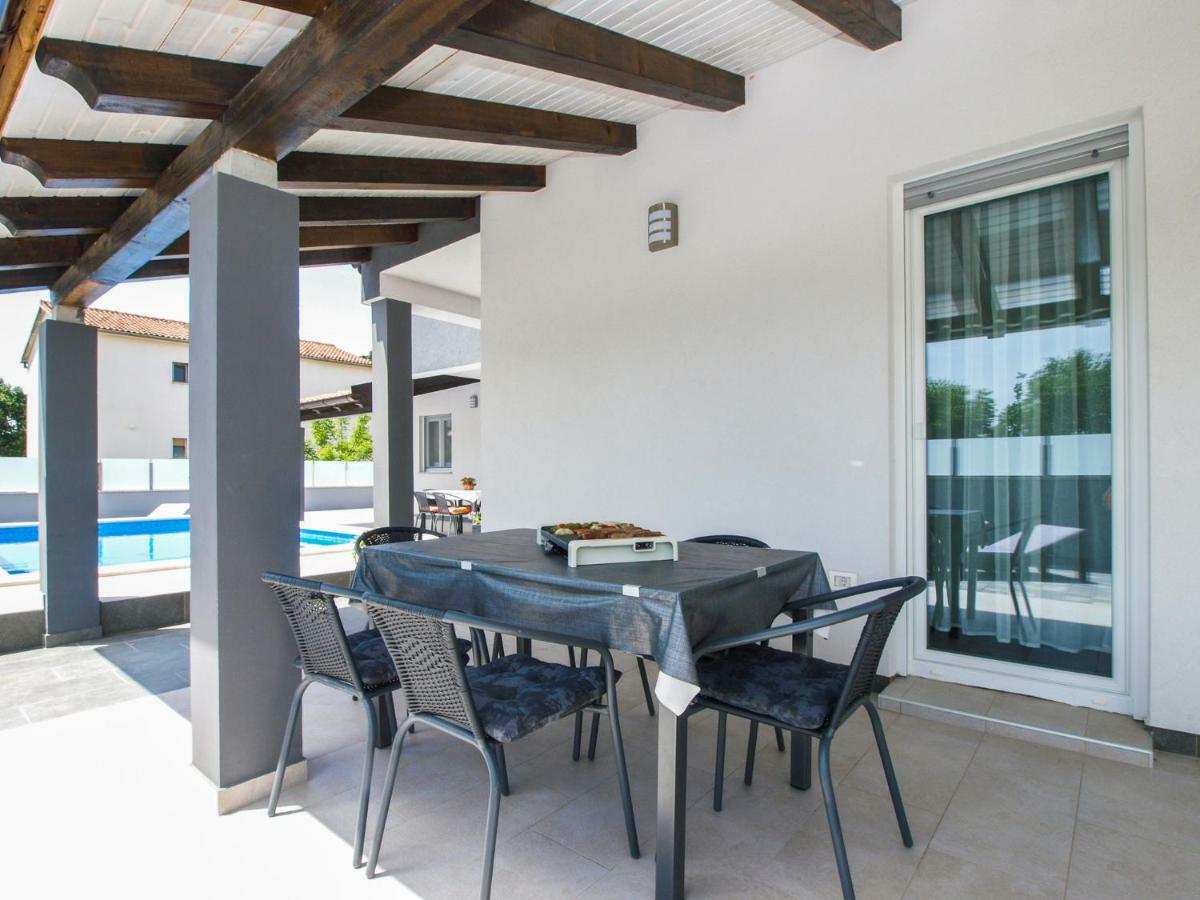 4 Stars Apartments-Pikula Фажана Екстер'єр фото