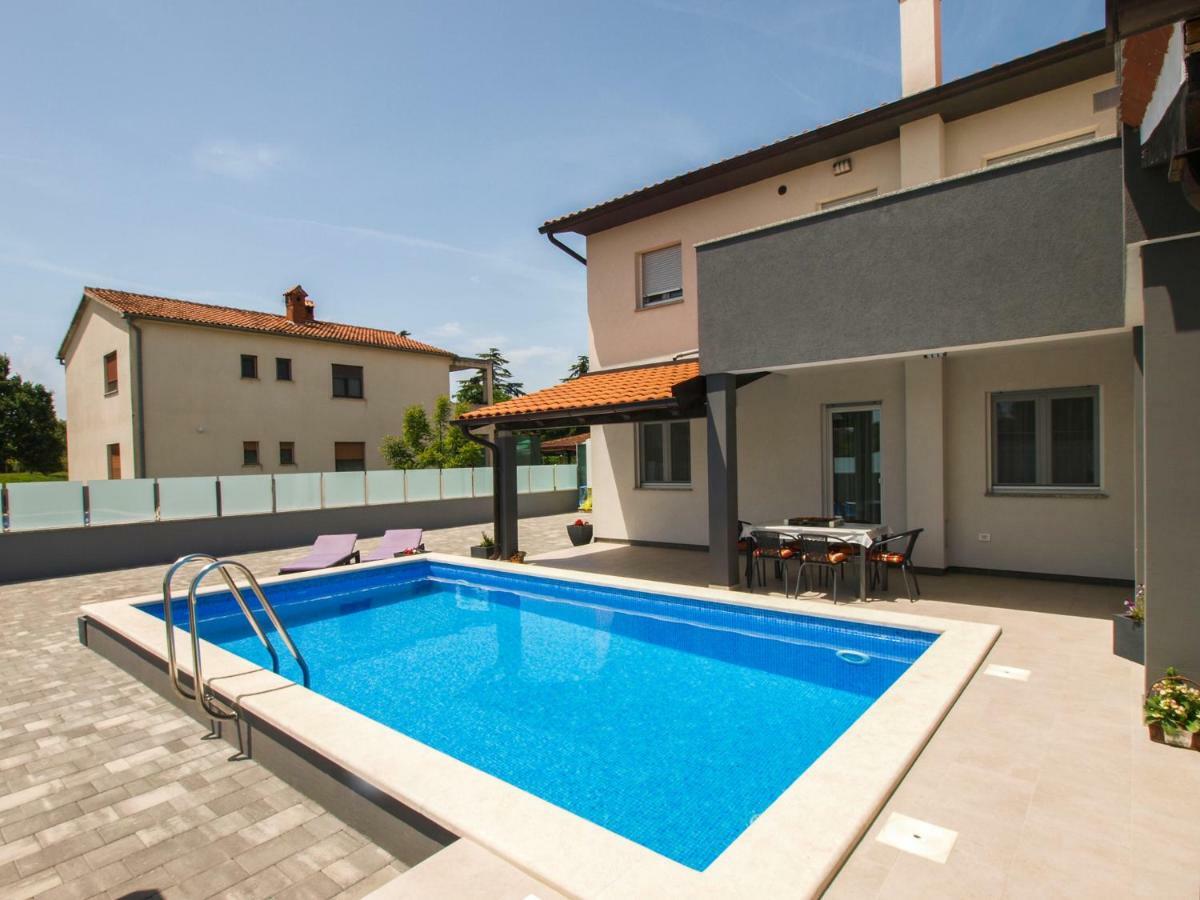 4 Stars Apartments-Pikula Фажана Екстер'єр фото