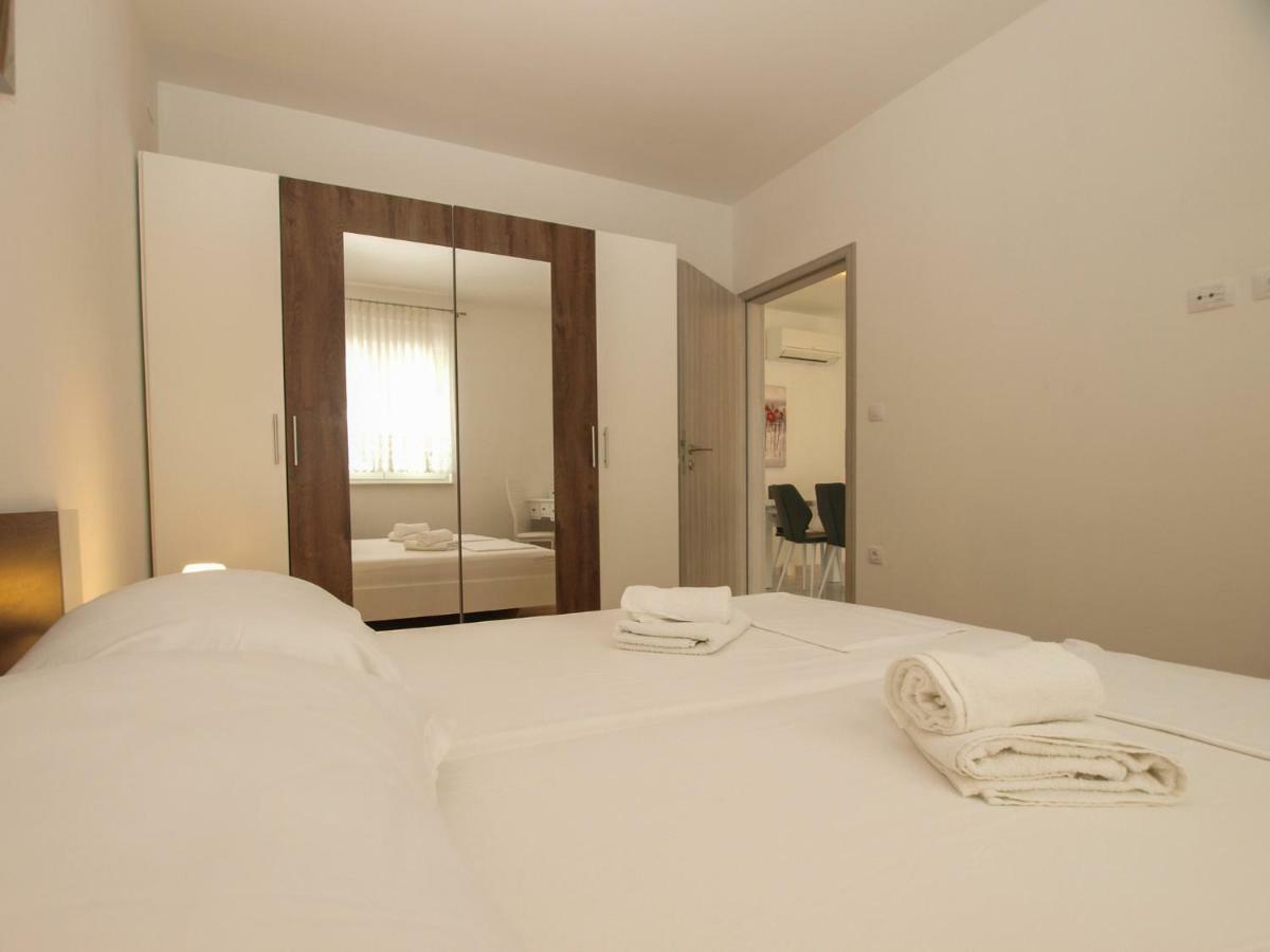 4 Stars Apartments-Pikula Фажана Екстер'єр фото