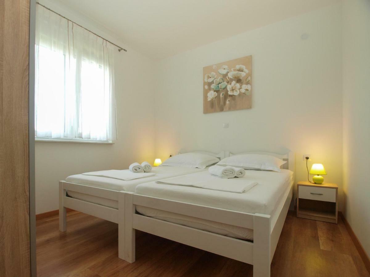 4 Stars Apartments-Pikula Фажана Екстер'єр фото