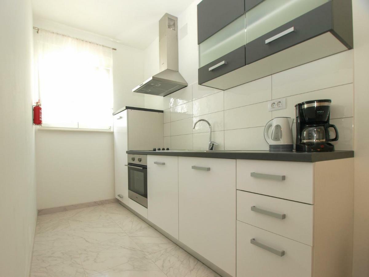 4 Stars Apartments-Pikula Фажана Екстер'єр фото
