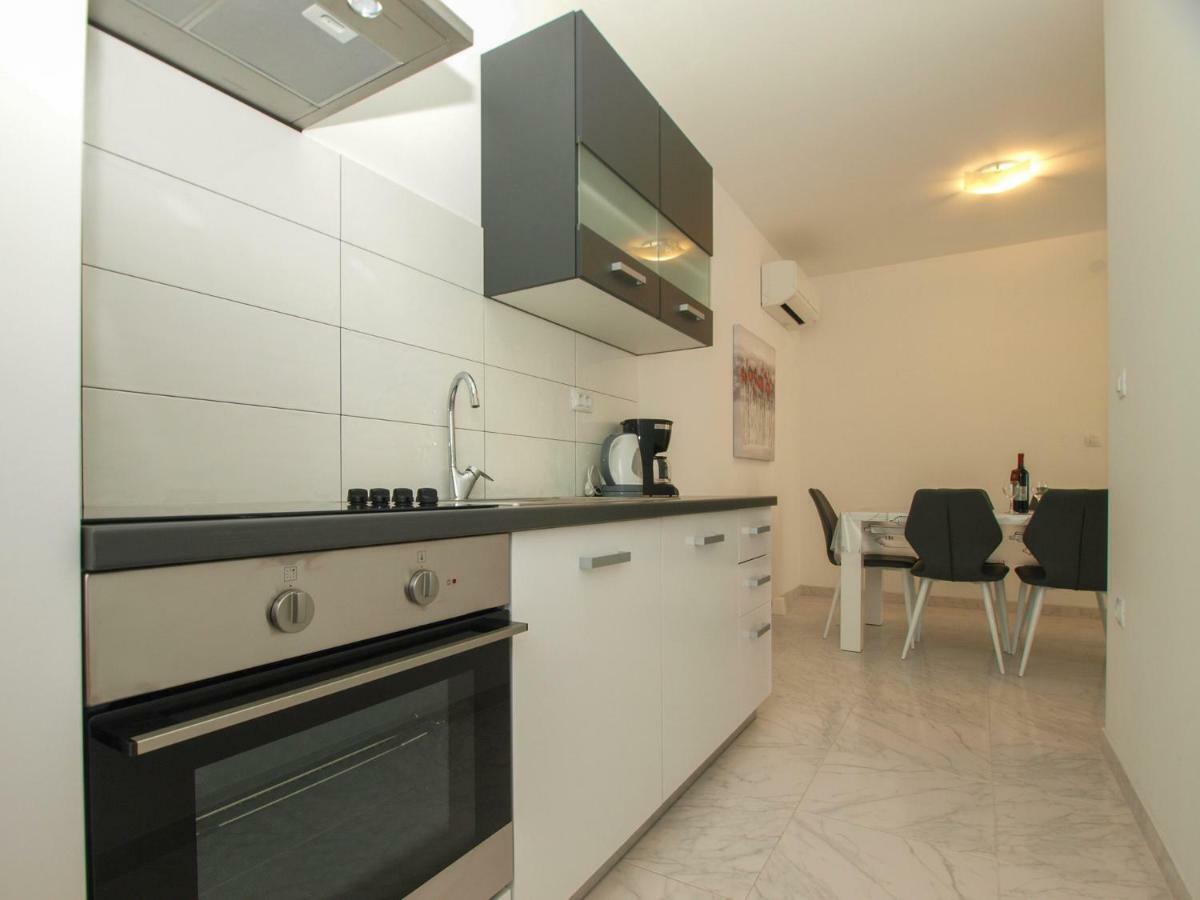 4 Stars Apartments-Pikula Фажана Екстер'єр фото