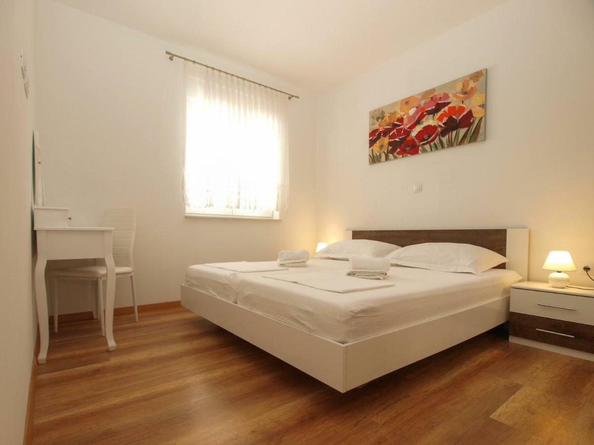 4 Stars Apartments-Pikula Фажана Екстер'єр фото