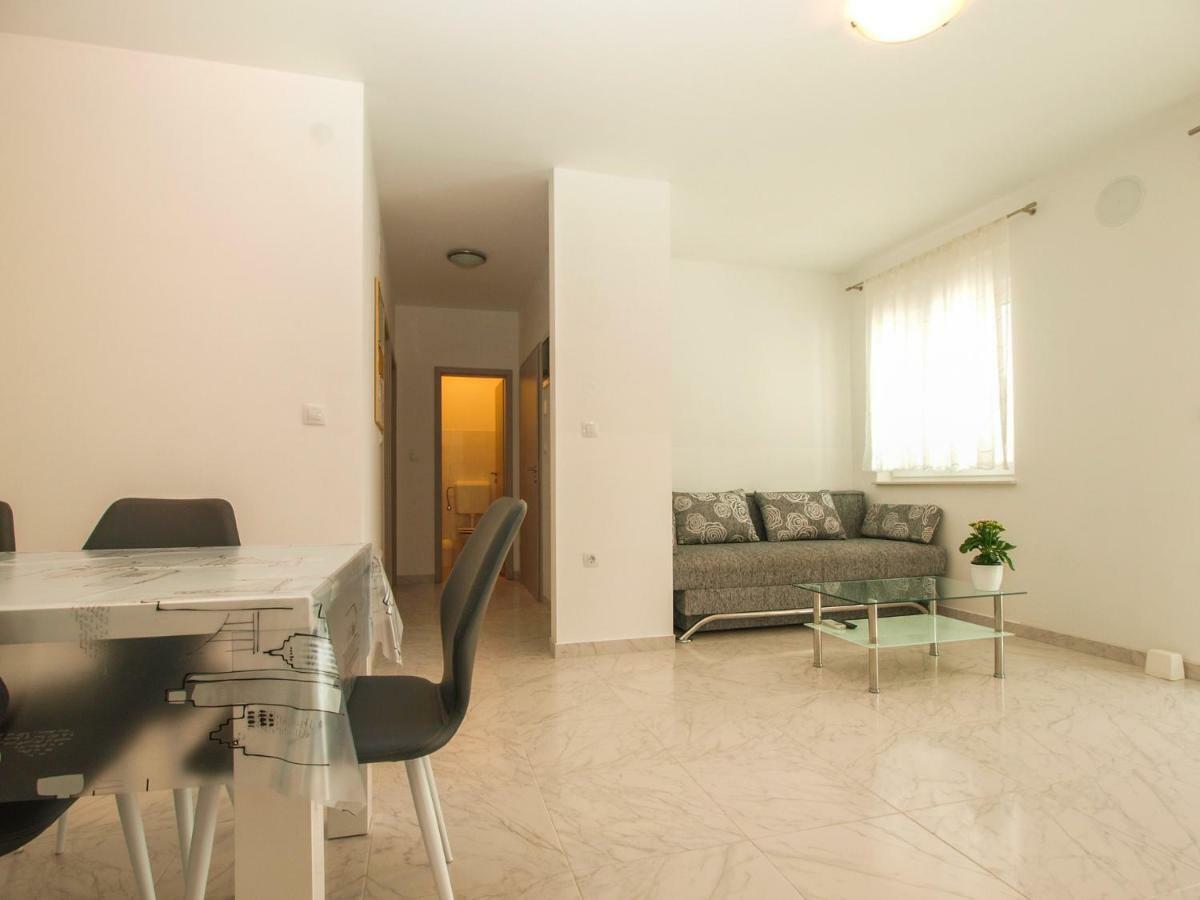 4 Stars Apartments-Pikula Фажана Екстер'єр фото