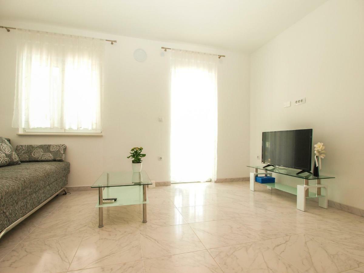 4 Stars Apartments-Pikula Фажана Екстер'єр фото