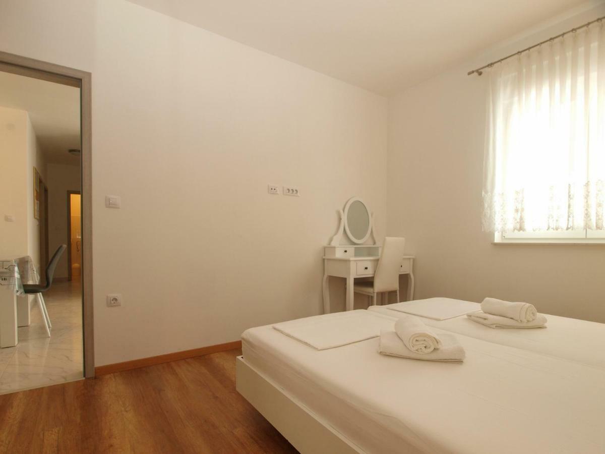 4 Stars Apartments-Pikula Фажана Екстер'єр фото