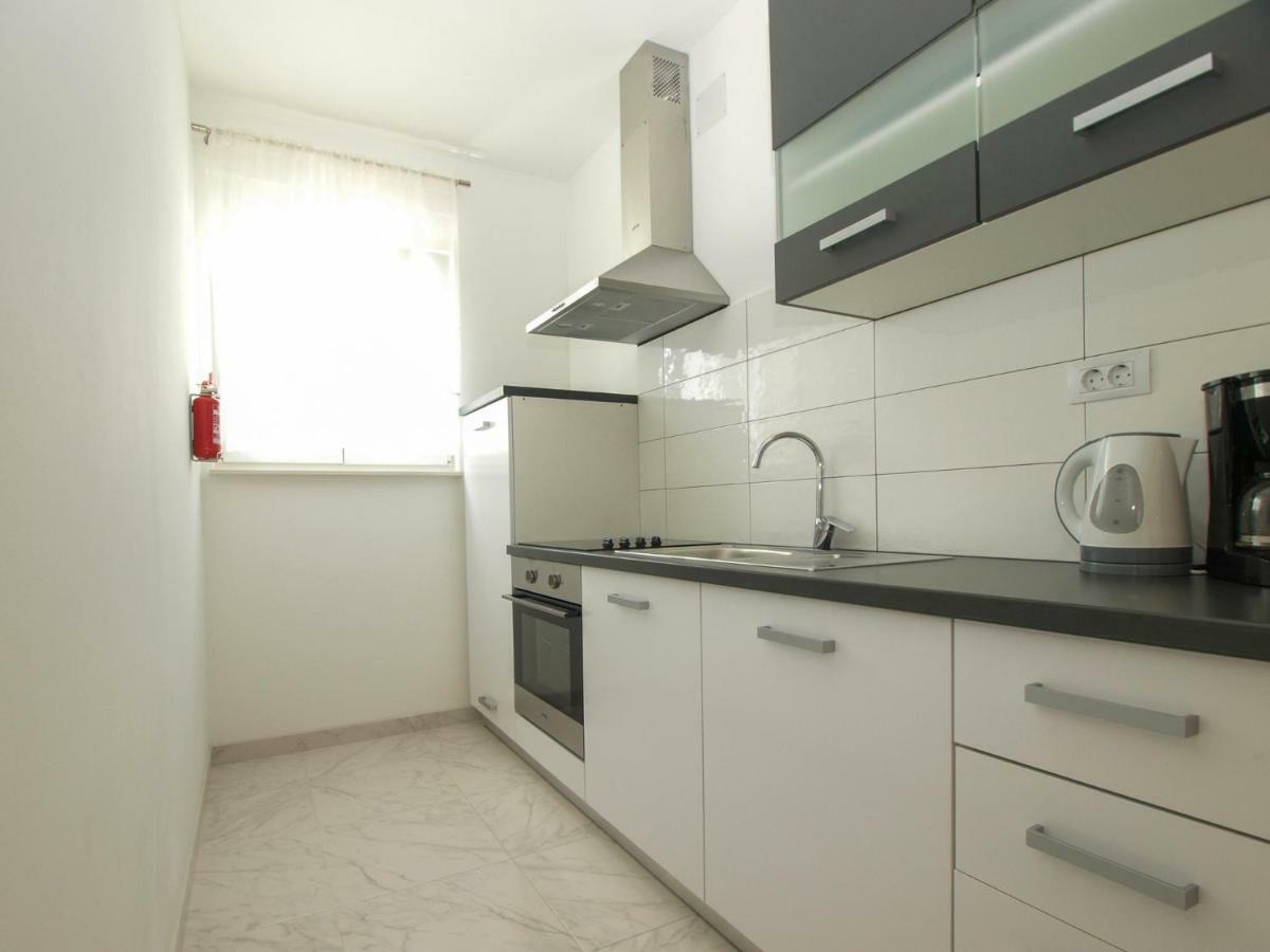 4 Stars Apartments-Pikula Фажана Екстер'єр фото