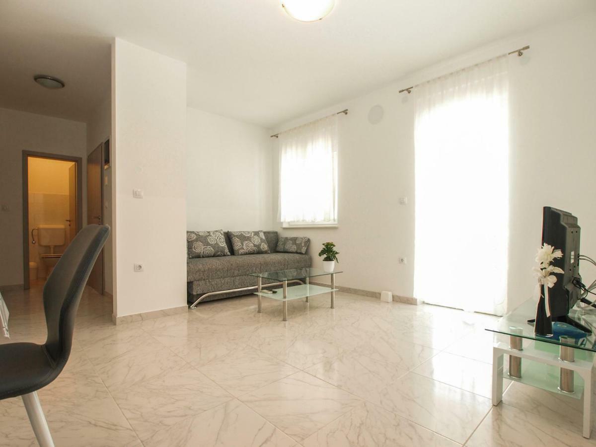 4 Stars Apartments-Pikula Фажана Екстер'єр фото