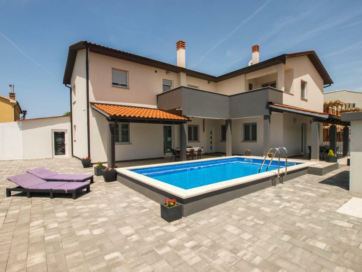 4 Stars Apartments-Pikula Фажана Екстер'єр фото