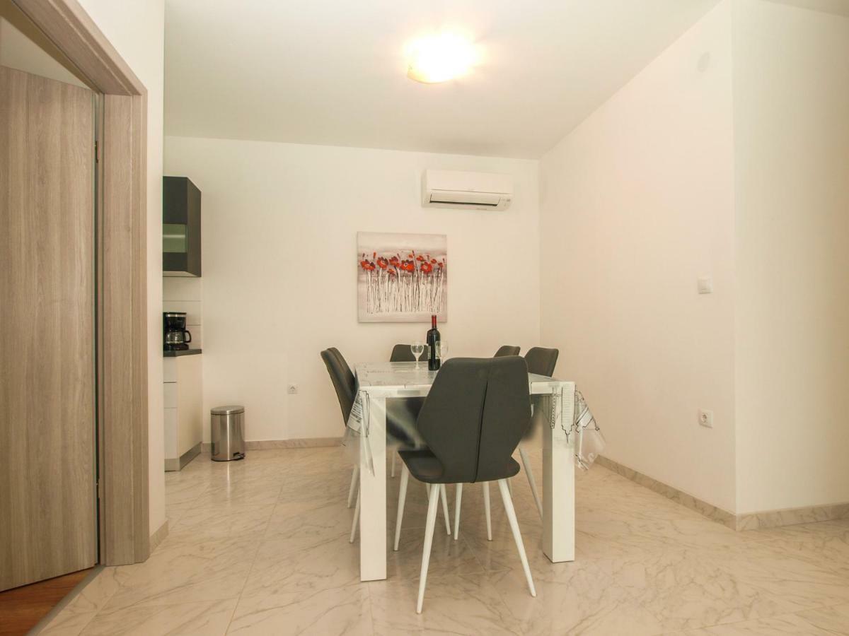 4 Stars Apartments-Pikula Фажана Екстер'єр фото
