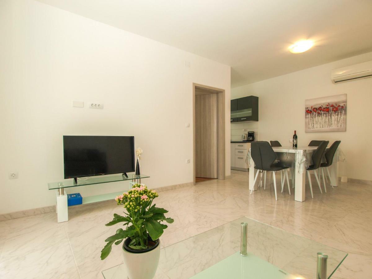 4 Stars Apartments-Pikula Фажана Екстер'єр фото