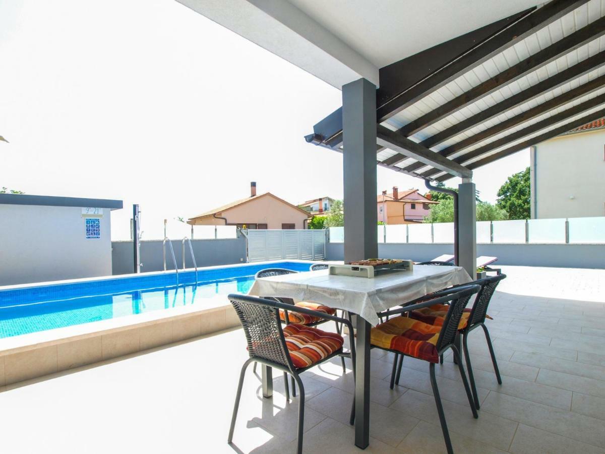 4 Stars Apartments-Pikula Фажана Екстер'єр фото