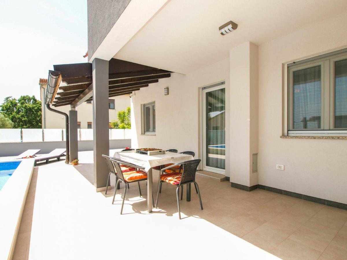 4 Stars Apartments-Pikula Фажана Екстер'єр фото