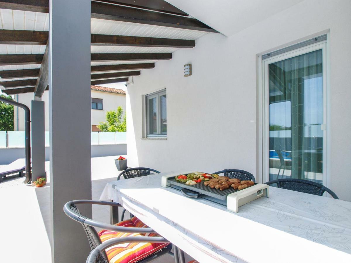 4 Stars Apartments-Pikula Фажана Екстер'єр фото