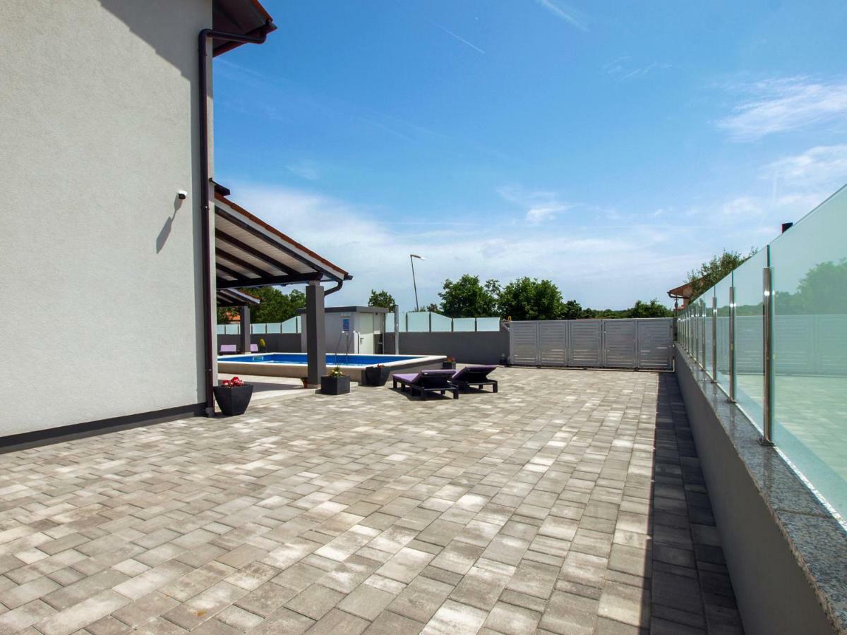 4 Stars Apartments-Pikula Фажана Екстер'єр фото