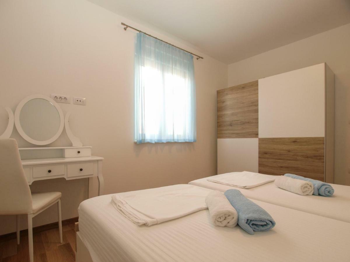 4 Stars Apartments-Pikula Фажана Екстер'єр фото