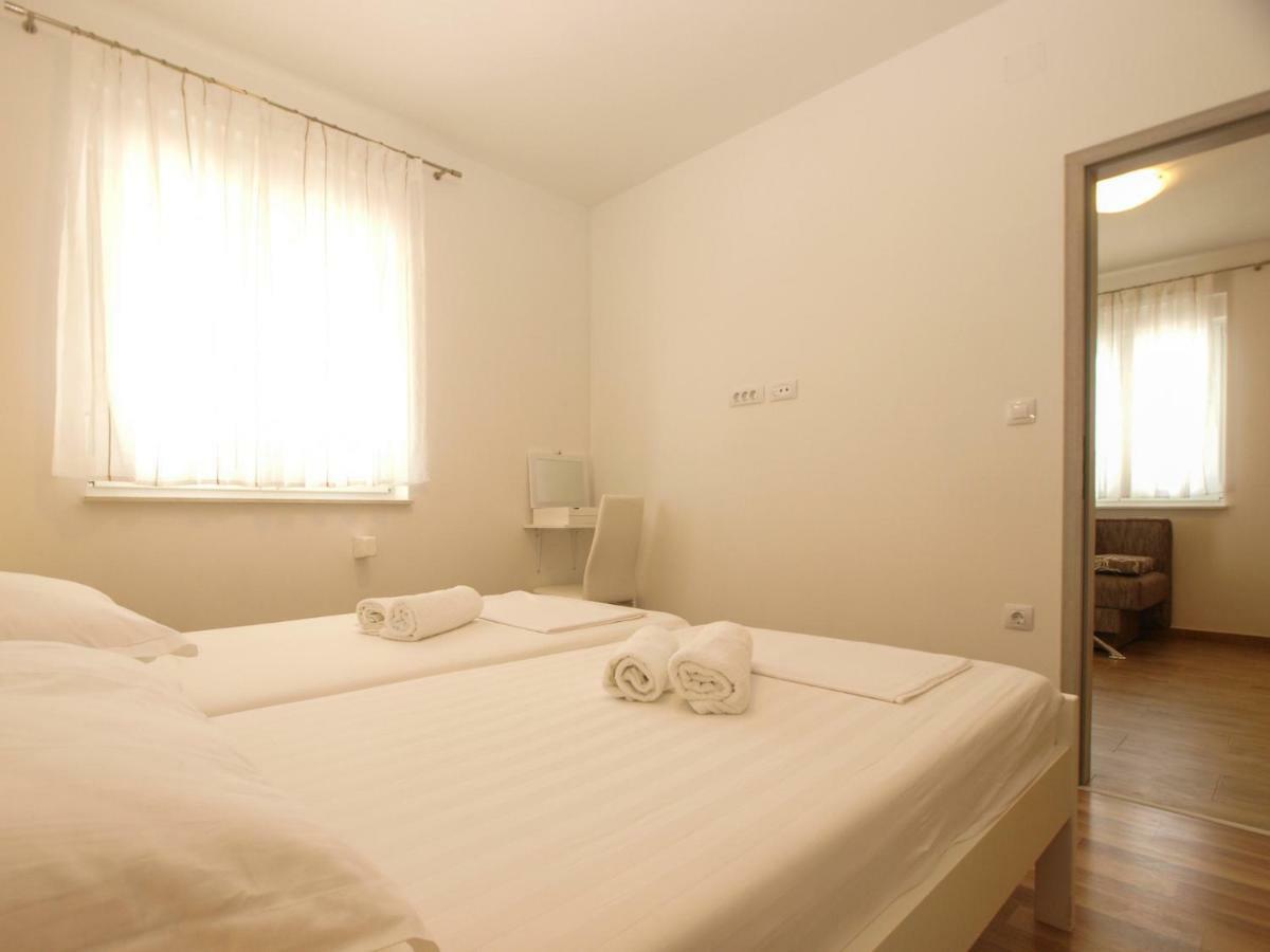 4 Stars Apartments-Pikula Фажана Екстер'єр фото
