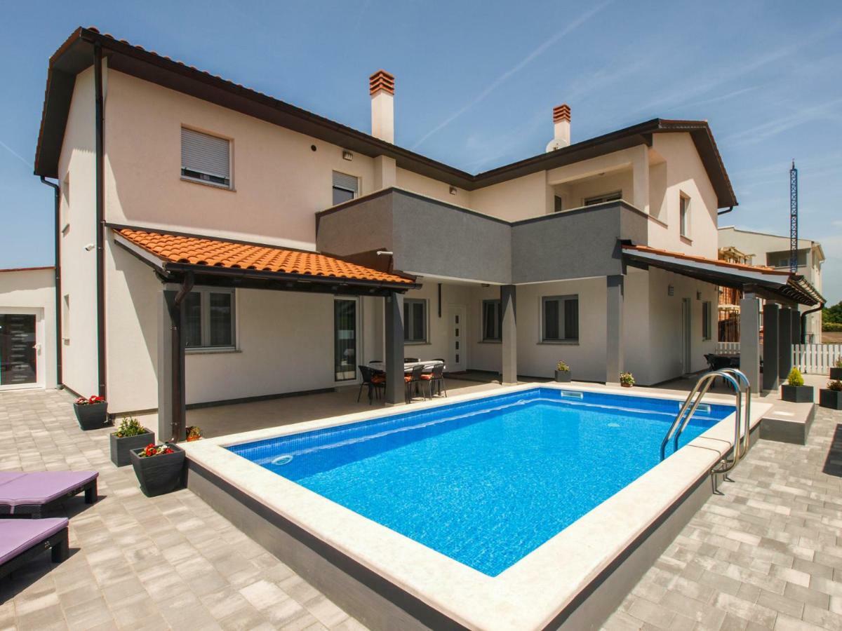 4 Stars Apartments-Pikula Фажана Екстер'єр фото