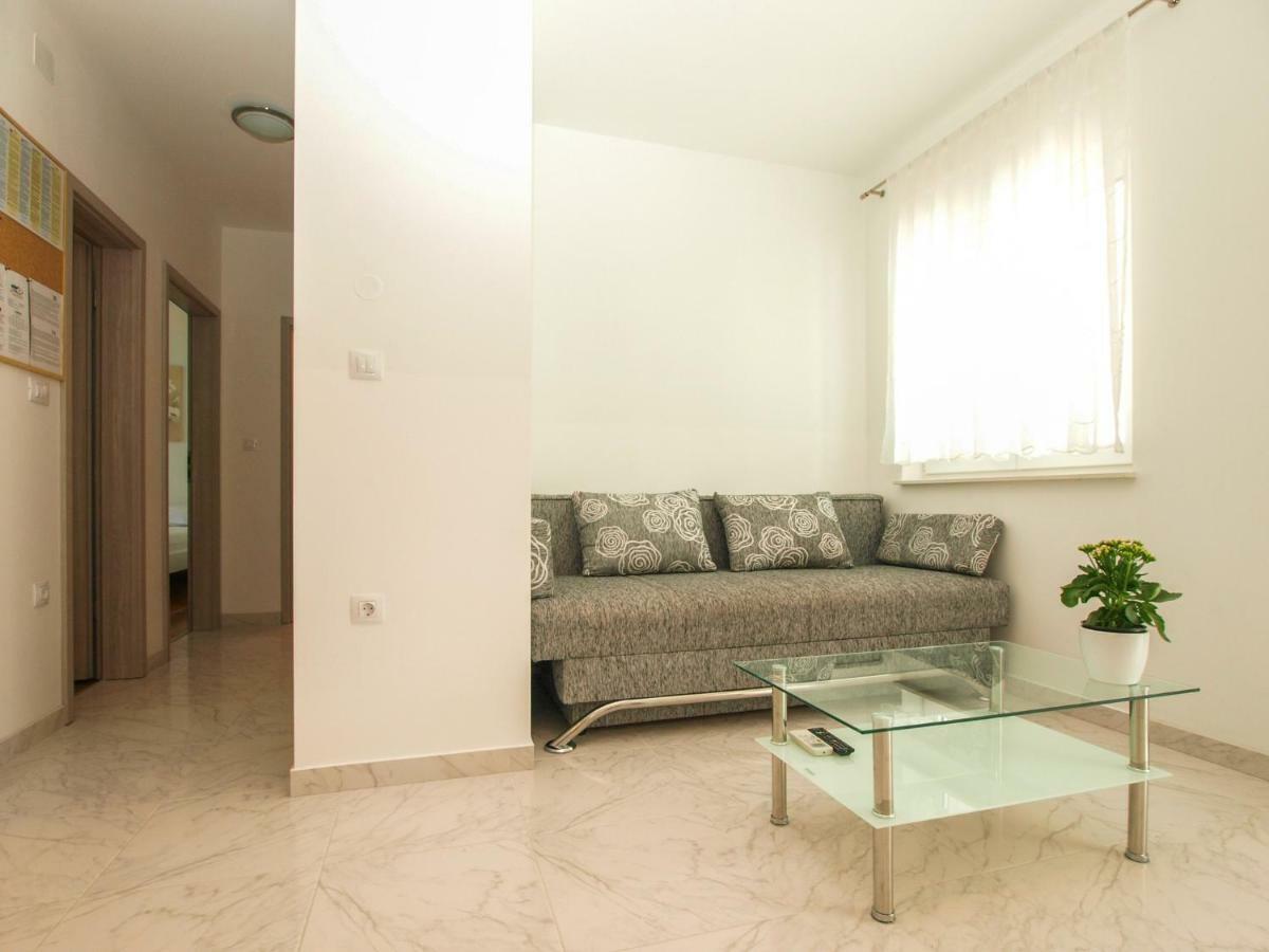 4 Stars Apartments-Pikula Фажана Екстер'єр фото