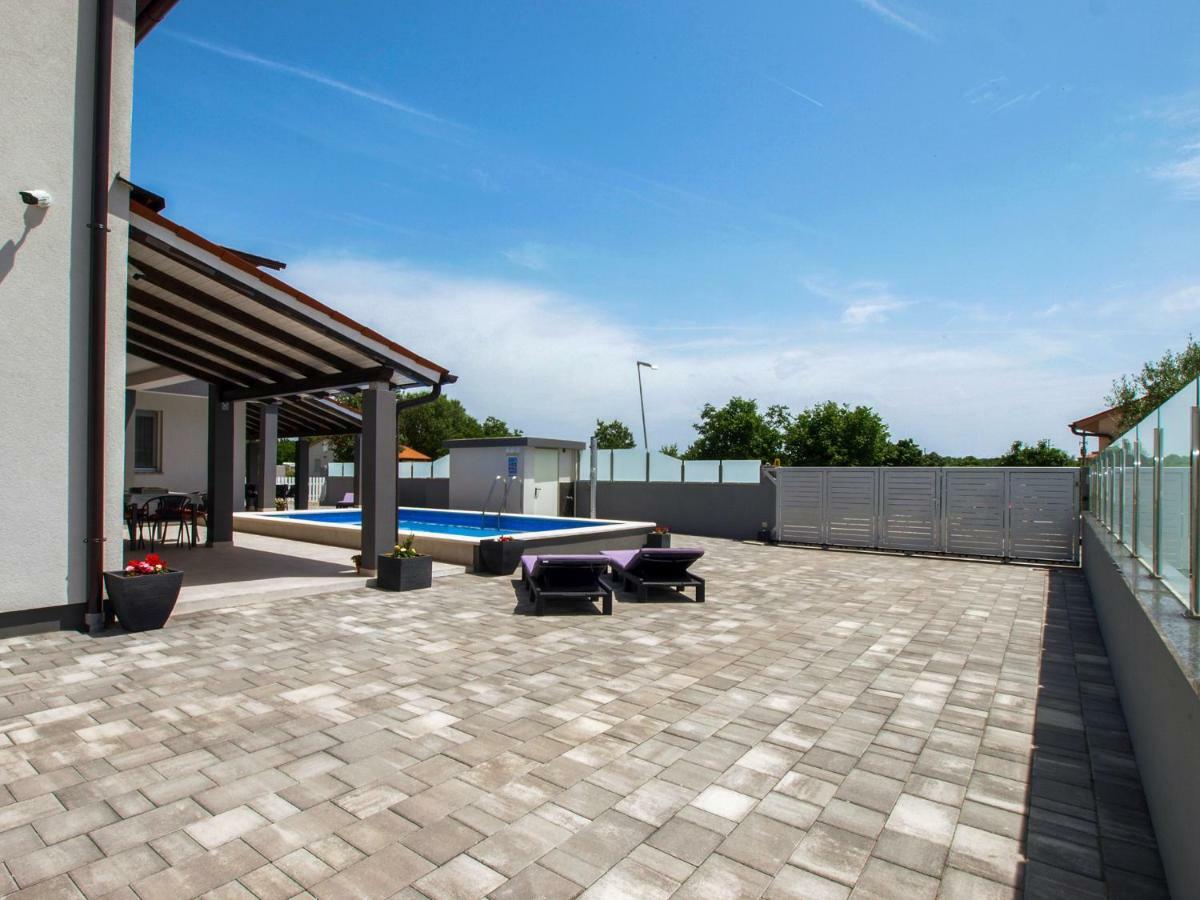 4 Stars Apartments-Pikula Фажана Екстер'єр фото