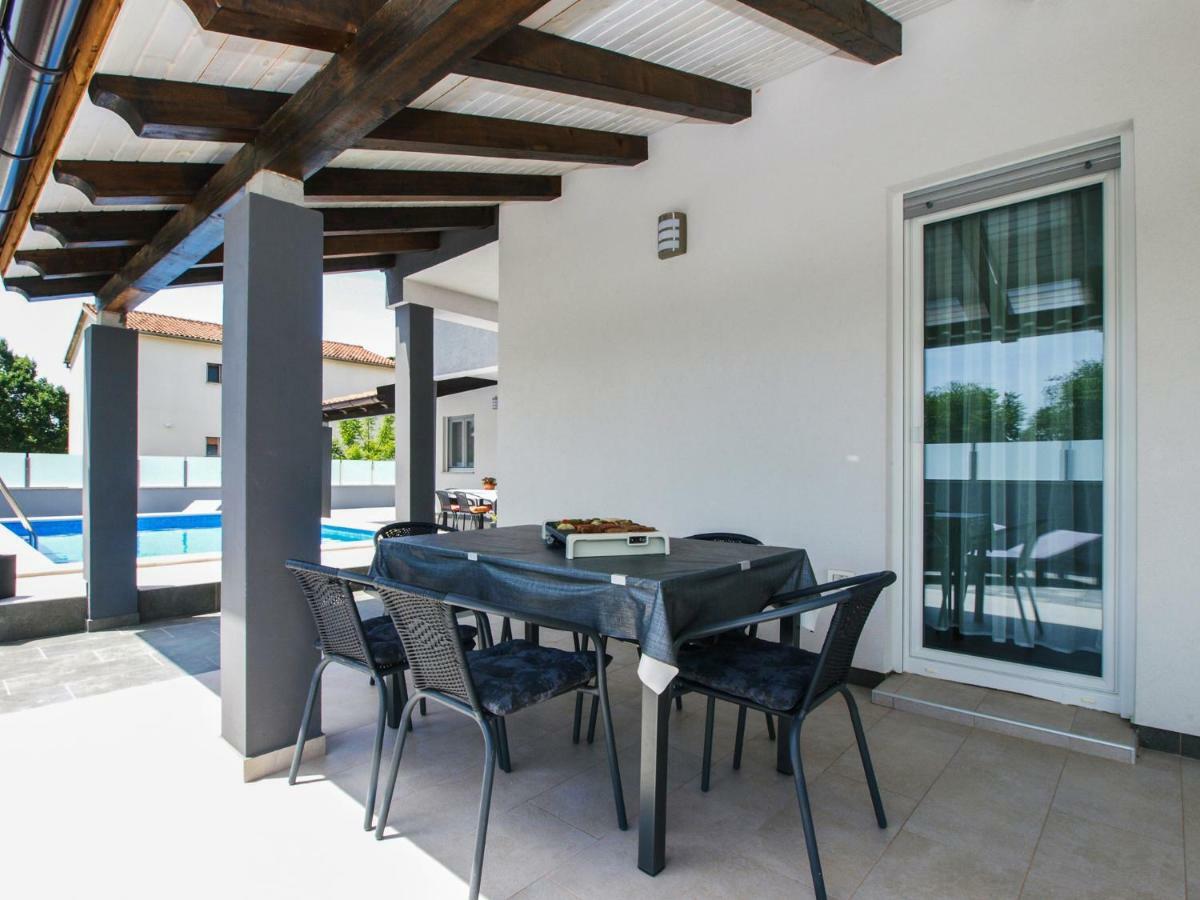 4 Stars Apartments-Pikula Фажана Екстер'єр фото