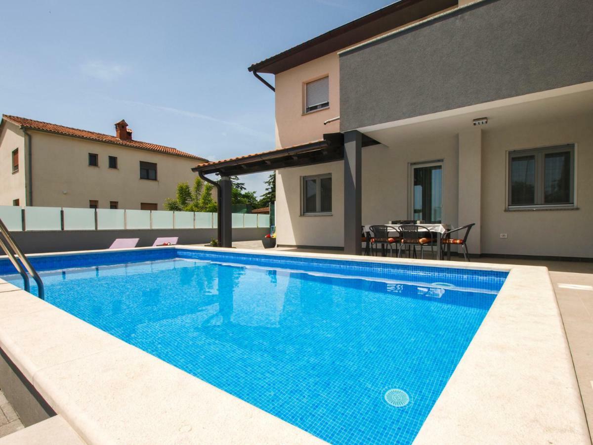 4 Stars Apartments-Pikula Фажана Екстер'єр фото