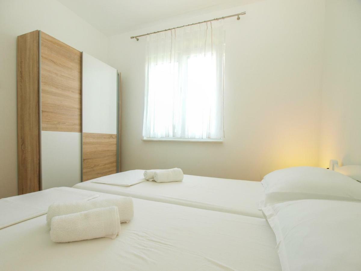 4 Stars Apartments-Pikula Фажана Екстер'єр фото