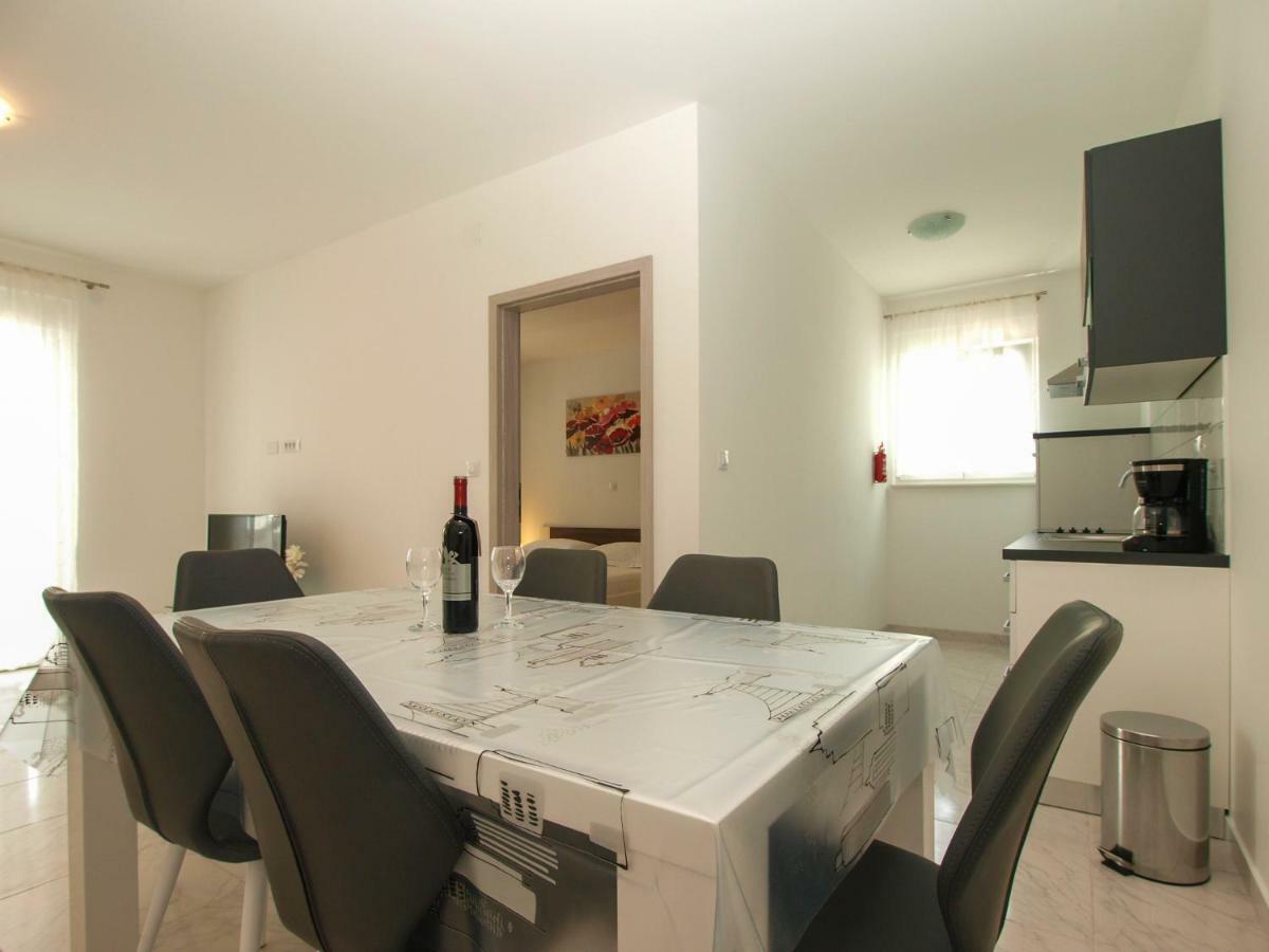 4 Stars Apartments-Pikula Фажана Екстер'єр фото