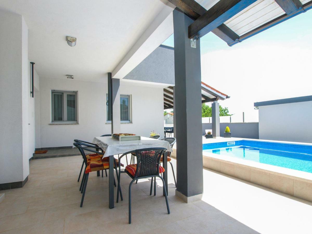 4 Stars Apartments-Pikula Фажана Екстер'єр фото